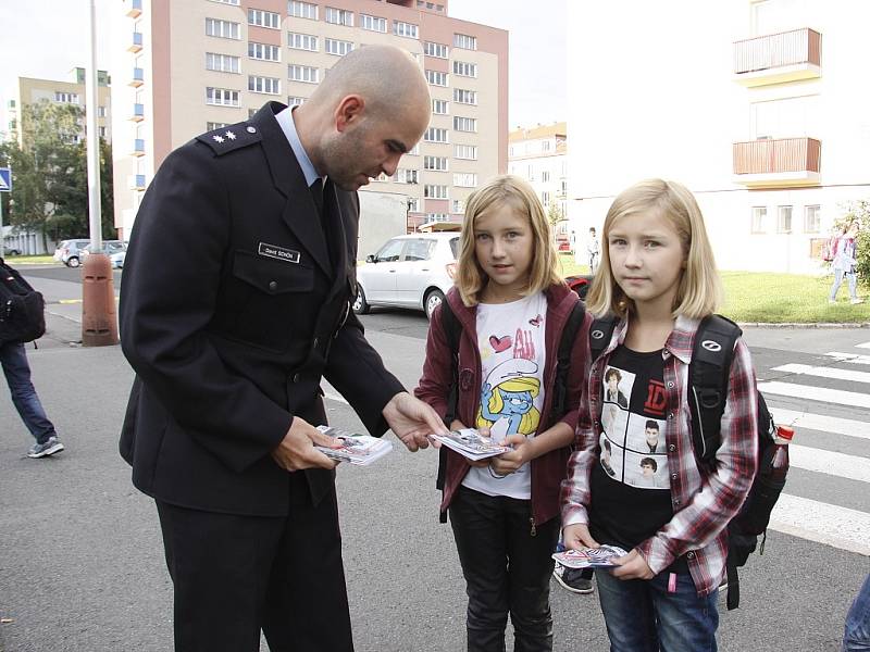 Děti u školy poučoval policista o správném přecházení