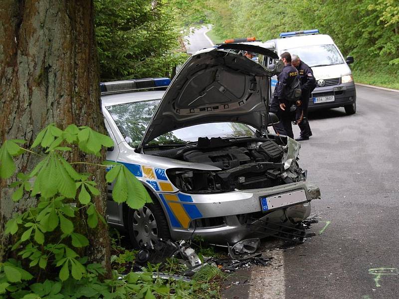 Felicie u Bělé narazila do policejního auta.