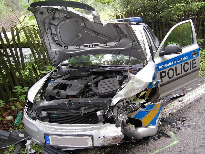 Felicie u Bělé narazila do policejního auta.