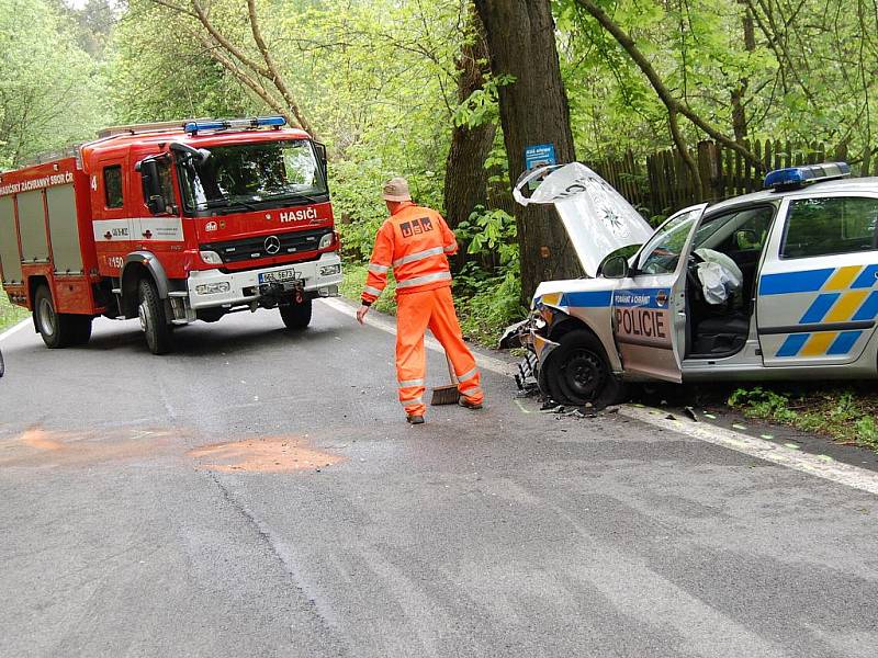 Felicie u Bělé narazila do policejního auta.