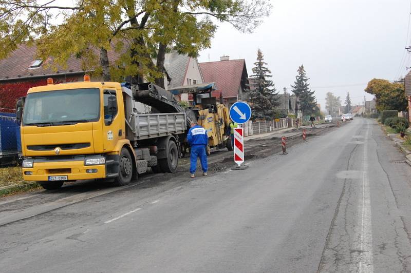 S dopravním omezením musí počítat řidiči v Luštěnicích. Za několik dní se už nebudou muset vyhýbat dírám v silnici. 