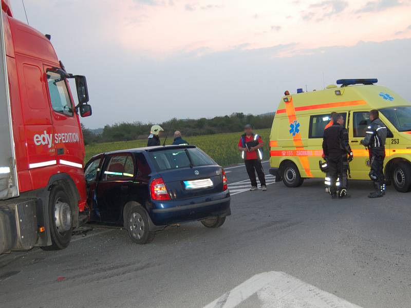 Dopravní nehoda na křižovatce u Bakova nad Jizerou.