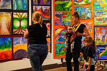 Provoz galerie začal vernisáží výstavy Univerzum, která představuje díla žáků výtvarného oboru tamní základní umělecké školy.