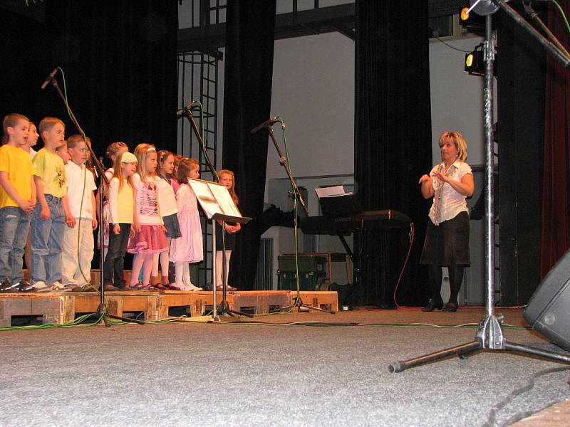 Šestý ročník přehlídky jarní Pop-Song Fest.