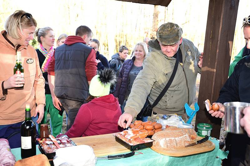 Tradiční Štěpánské koulení zelí v Hlavenci přilákalo padesátku místních