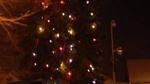 Nedělní rozsvícení vánočního stromku v Bakově nad Jizerou předcházelo velké zpívání koled