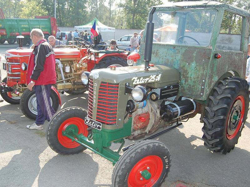 Výstava historických i současných traktorů a zemědělské techniky v Kropáčově Vrutici.