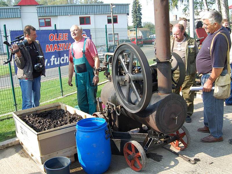 Výstava historických i současných traktorů a zemědělské techniky v Kropáčově Vrutici.