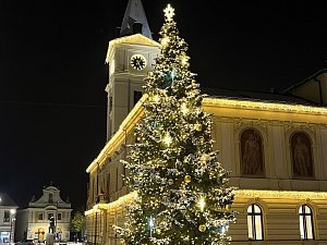 Vánoční strom na Masarykově náměstí v Mnichově Hradišti.
