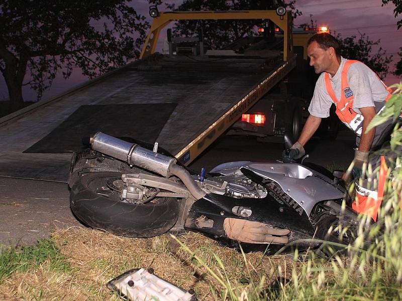 Nehoda na silnici mezi Michalovicemi a Bukovnem stála život spolujezdkyně na této motorce. Řidiče dopravil do nemocnice vrtulník