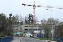 Nová budova boleslavské Kliniky Dr. Pírka vzniká v sousedství městského bazénu. Hrubá stavba má být dokončena 3. května.