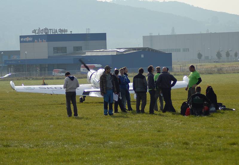 Na letiště v Mladé Boleslavi se v sobotu konal už čtvrtý ročník letecké akrobacie bezmotorových kluzáků. Dorazilo tam na pětadvacet pilotů.