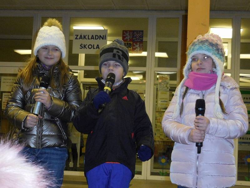 Tradice rozsvěcení vánočního stromu před sedmou základní školou nebyla přerušena ani letos. 