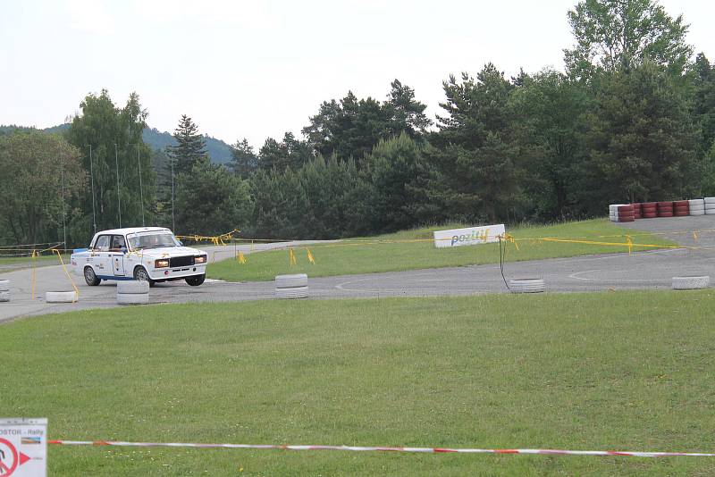 Příznivci silných motorů a kvílení  pneumatik v ostrých zatáčkách mířili v sobotu 26. května do areálu Motorlandu Vrchbělá.