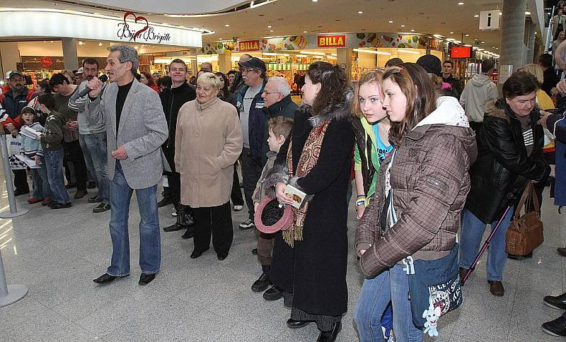 Premiéra filmu Doktor od jezera hrochů v Mladé Boleslavi Bondy centru. Na snímcích režisér Zdeněk Troška, herečka Sandra Pogodová a herec Jaroslav Šmíd.