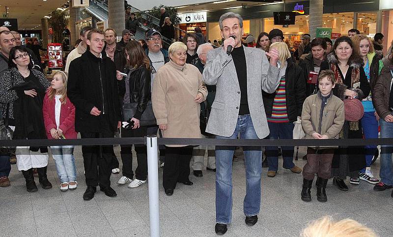 Premiéra filmu Doktor od jezera hrochů v Mladé Boleslavi Bondy centru. Na snímcích režisér Zdeněk Troška, herečka Sandra Pogodová a herec Jaroslav Šmíd.