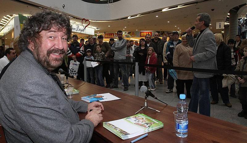 Premiéra filmu Doktor od jezera hrochů v Mladé Boleslavi Bondy centru. Na snímcích režisér Zdeněk Troška, herečka Sandra Pogodová a herec Jaroslav Šmíd.