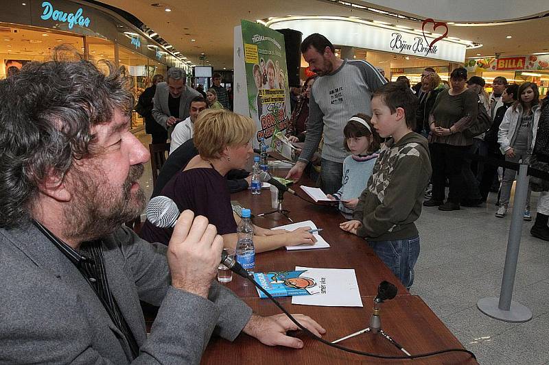 Premiéra filmu Doktor od jezera hrochů v Mladé Boleslavi Bondy centru. Na snímcích režisér Zdeněk Troška, herečka Sandra Pogodová a herec Jaroslav Šmíd.