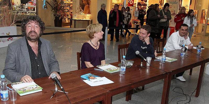 Premiéra filmu Doktor od jezera hrochů v Mladé Boleslavi Bondy centru. Na snímcích režisér Zdeněk Troška, herečka Sandra Pogodová a herec Jaroslav Šmíd.