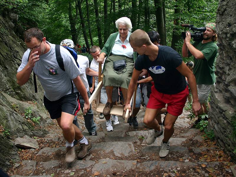 Siláci vynášejí hraběnku na hrad Bezděz.