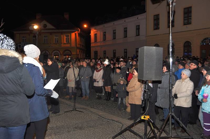 Štědrovečerní zpívání na Masarykově náměstí v Mnichově Hradišti.