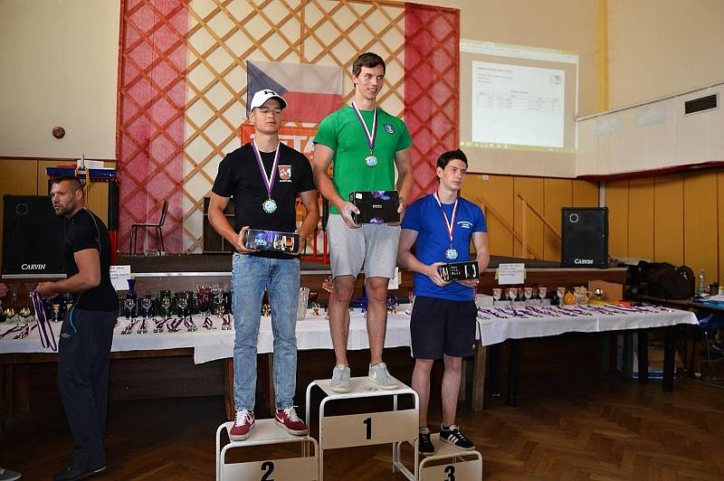 Mistrovství ČR v armwrestlingu, neboli páce, hostil o víkendu Dolní Bousov.