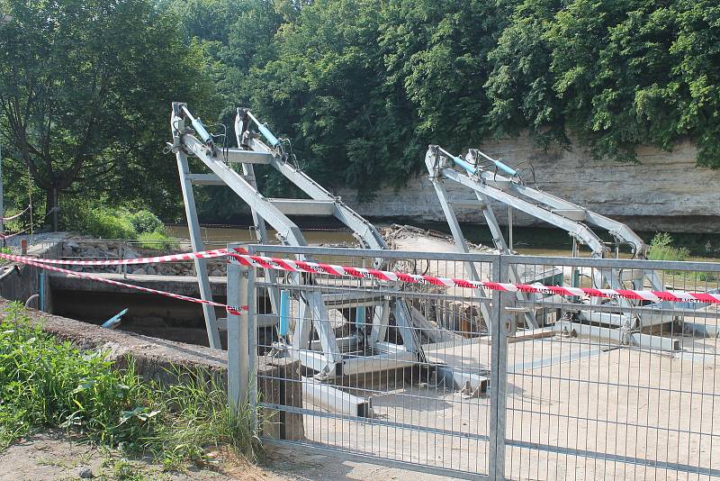 Opravy jezu pokračují. Od minulé středy se v Loukovci Hubálově pracovníci Povodí Labe pokouší opravit prolomený jez i stavidla u malé vodní elektrárny.