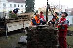 Od časného pondělního rána probíhala na Komenského náměstí demontáž torza památníku odboje.