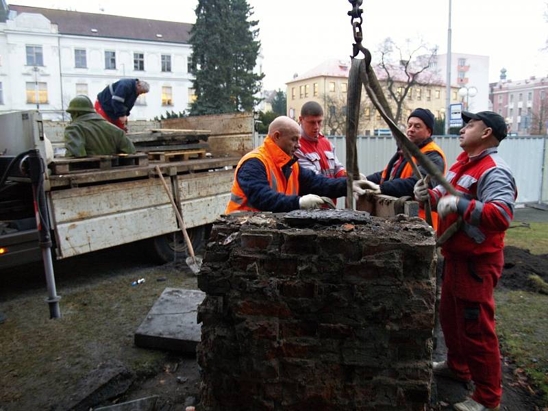 Od časného pondělního rána probíhala na Komenského náměstí demontáž torza památníku odboje.