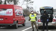 Smíšená hlídka policie a armády na checkpointu na silnici 1/38 před odbočkou na Kaňk v úterý 2. března.