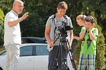 Letní filmová škola Na Karmeli umožnila dětem točit i mluvit do mikrofonu
