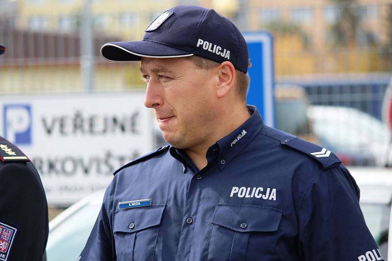 České policejní hlídky ode dneška posilují dva slovenští a dva polští policisté, kteří budou sloužit ve smíšených hlídkách s českými policisty.