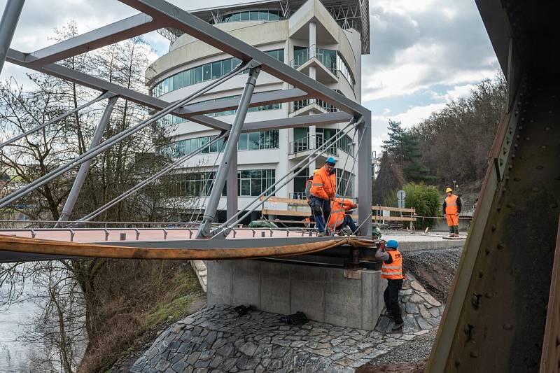 Usazení lávky pro cyklisty na Krásné louce v Mladé Boleslavi, březen 2023.