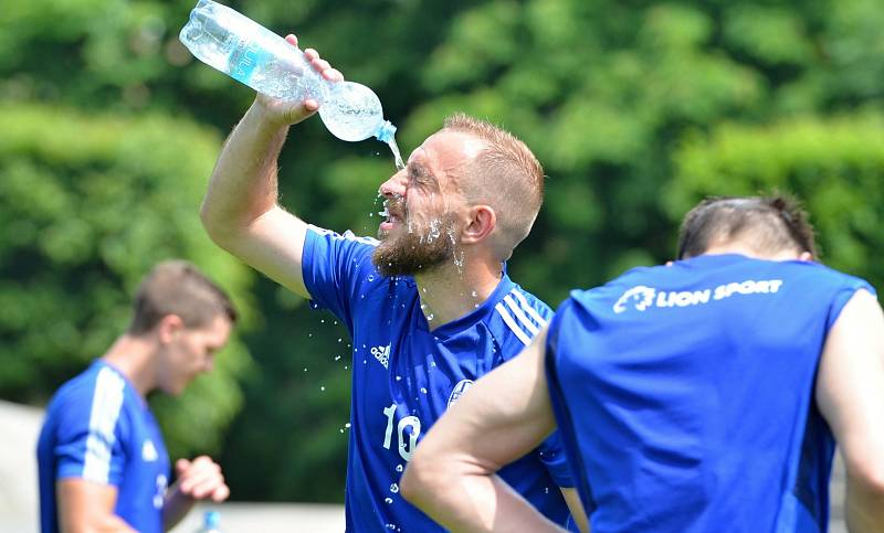 Jiří Skalák se občerstvuje během úvodního tréninku FK Mladá Boleslav