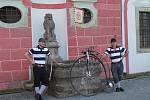 Spanilá jízda historických velocipedů zahájila ve čtvrtek odpoledne 19. dubna na mnichovohradišťském zámku výstavu s hravým názvem Dokola okolo kola.
