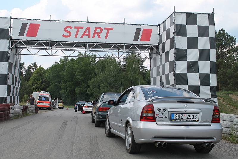 Příznivci silných motorů a kvílení  pneumatik v ostrých zatáčkách mířili v sobotu 26. května do areálu Motorlandu Vrchbělá.