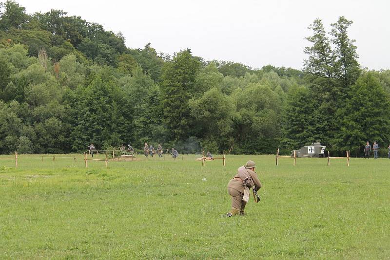 Střelba a výbuchy zněly v sobotu odpoledne 23. června z Krásné louky v Mladé Boleslavi.