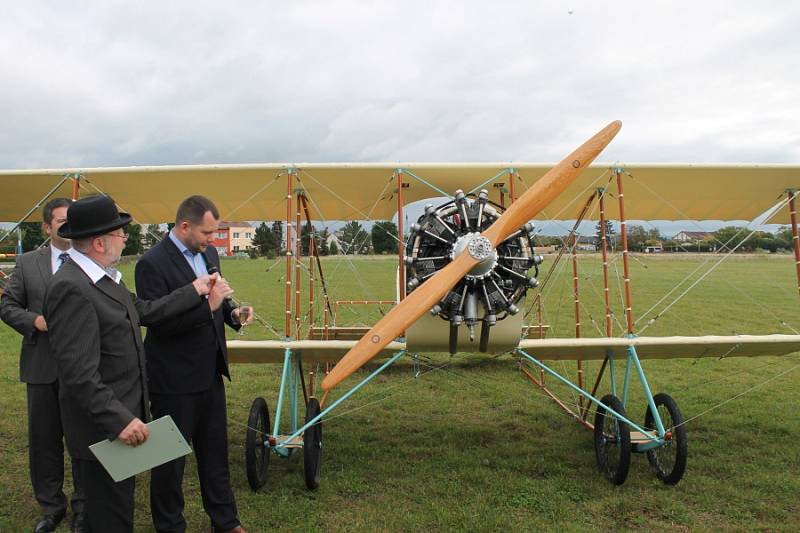 Na mladoboleslavském letišti byla v neděli slavnostně pokřtěna replika francouzského letadla z roku 1913 Caudron G3. Nadační fond letadla Metoda Vlacha stavěl tento stroj osm let a poprvé zde do oblak vzlétl na konci září.