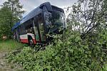 Šest lidí utrpělo zranění při čelním střetu příměstského kloubového autobusu a osobního auta, k němuž došlo v úterý na staré mladoboleslavské silnici II/610.