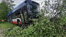 Šest lidí utrpělo zranění při čelním střetu příměstského kloubového autobusu a osobního auta, k němuž došlo v úterý na staré mladoboleslavské silnici II/610.