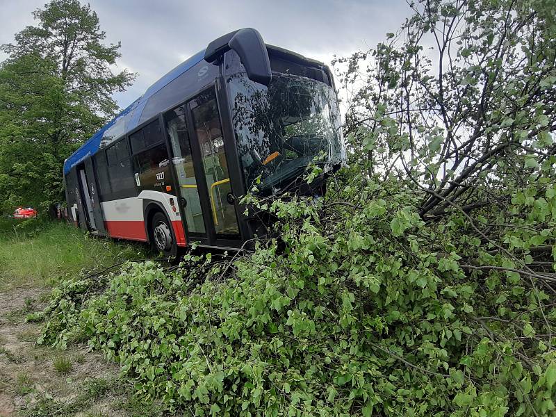 Šest lidí utrpělo zranění při čelním střetu příměstského kloubového autobusu a osobního auta, k němuž došlo v úterý na staré mladoboleslavské silnici II/610.