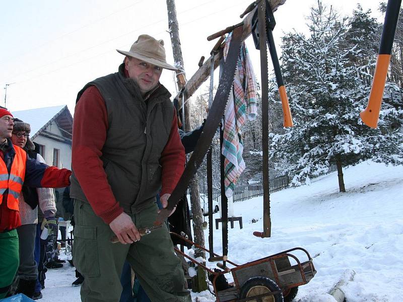 První ročník nové zimní tradice v obci Zásadka - souteže Dřevorubec roku 2011.