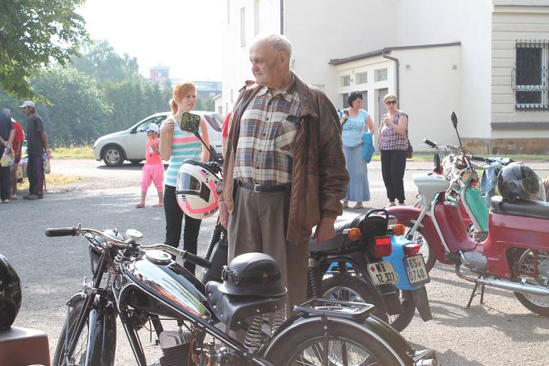 V Bezně se sjeli příznivci historických motocyklů a vyjeli na okružní jízdu po Mladoboleslavsku