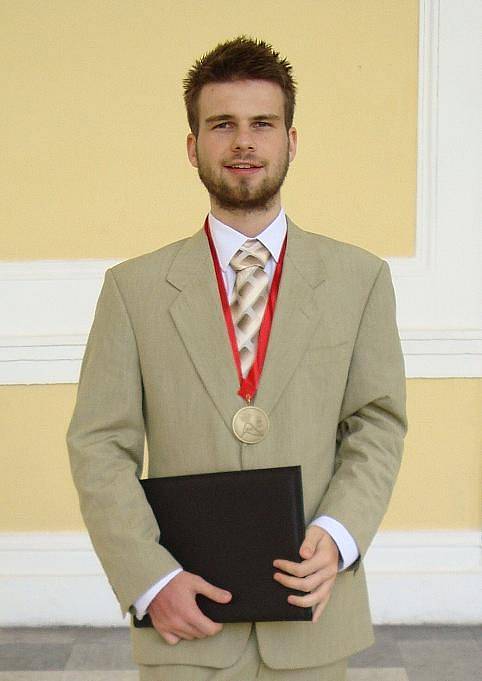 Richard Polma s medailí po slavnostním ceremoniálu.