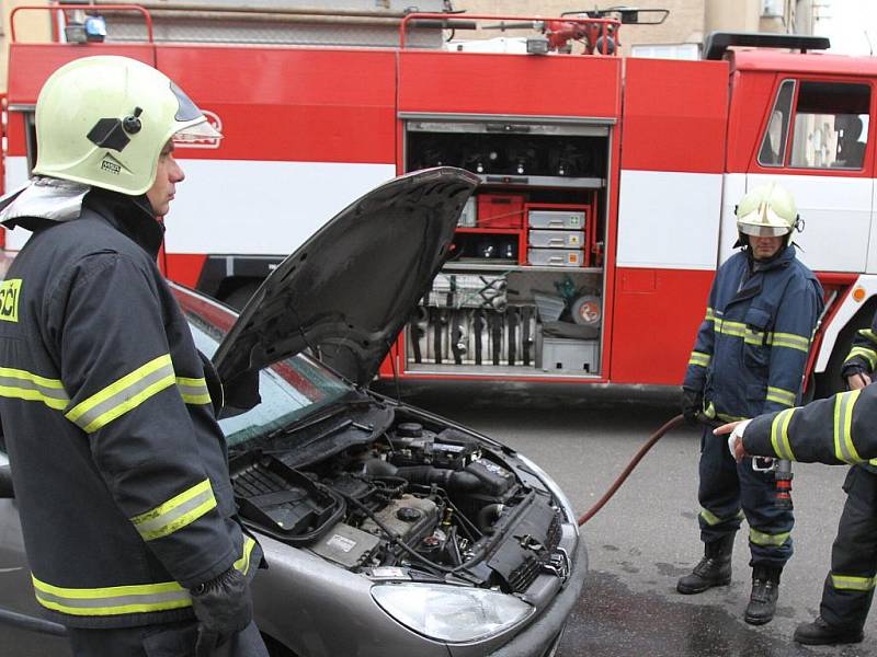 Kouř z motoru vyděsil řidičku. Hasiči si s ním velmi rychle poradili.