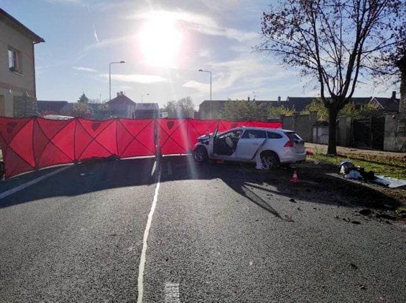 Tragická nehoda se stala v úterý v Luštěnicích na hlavním tahu mezi Mladou Boleslaví a Nymburkem. Řidič osobního vozu Volvo nezvládl předjíždění a nestihl se včas zařadit do svého pruhu.