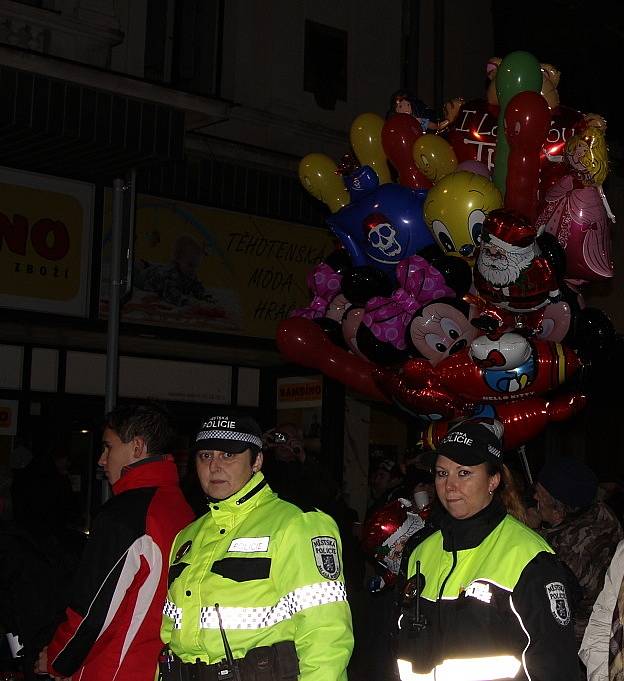 Na Staroměstském náměstí se v první adventní neděli rozzářil vánoční strom