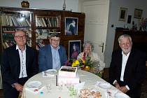 Pogratulovat Ludmile Červené ke 100. narozeninám přišli zástupci vedení města.