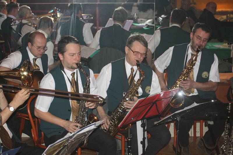 Original Swing Band hrál ve Fantazii. Zpěvem potěšila posluchače Monika Karglová.