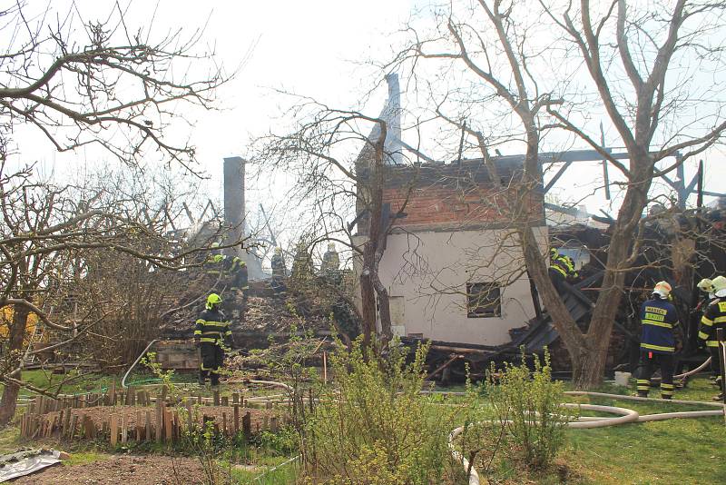 Požár dvojdomku v obci Kruhy u Mnichova Hradiště